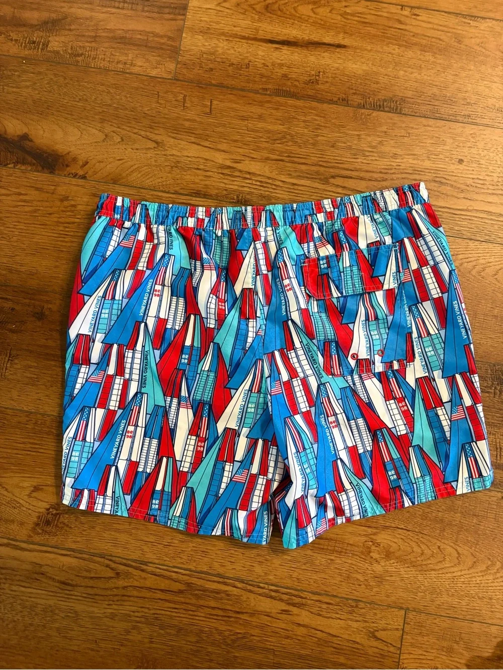 Vineyard Vines Sailboat USA Print Swim Trunks L